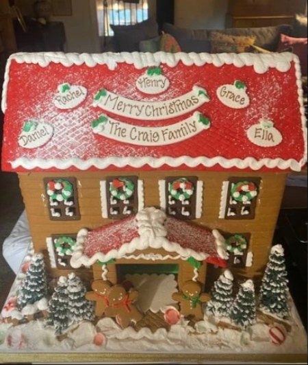 Unintentionally Ella Craig showed the name of her younger sister.